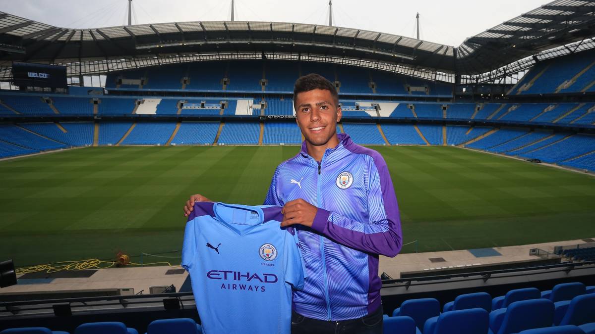 MANCHESTER CITY - DAS IST FIX: Die Perfektion von Pep Guardiola endet nie. Neuer Aufbauspieler soll Rodrigo (Bild) werden, der für 70 Millionen Euro von Atlético Madrid kam. Mit Angelino (PSV Eindhoven/12 Millionen Euro) kommt außerdem ein neuer Backup für die Außenverteidigung