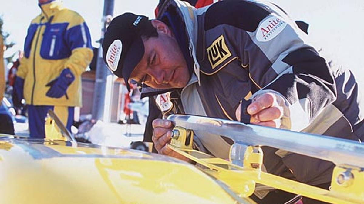 Eigentlich kommt Wolfgang Hoppe aus einer Motorradfahrer-Familie. Er setzt aber lieber auf Eis: Im Zweier- und Viererbob holt er bei den Winterspielen in Sarajevo Gold. 1992 ist er Fahnenträger des ersten gesamtdeutschen Olympia-Teams in Albertville