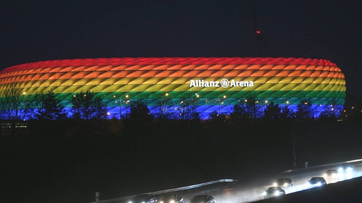 Fc Bayern Arena Leuchtet Am Christopher Street Day In Regenborgen Farben