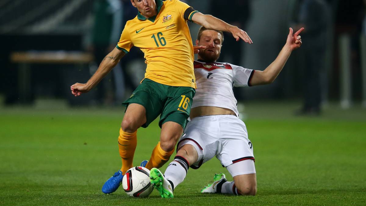 Die Australier beginnen ziemlich frech. Shkodran Mustafi muss alles geben, um Nathan Burns zu stoppen