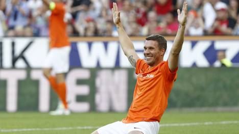 Lukas Podolski feiert ein Tor während des Spiels "'Champions for charity"