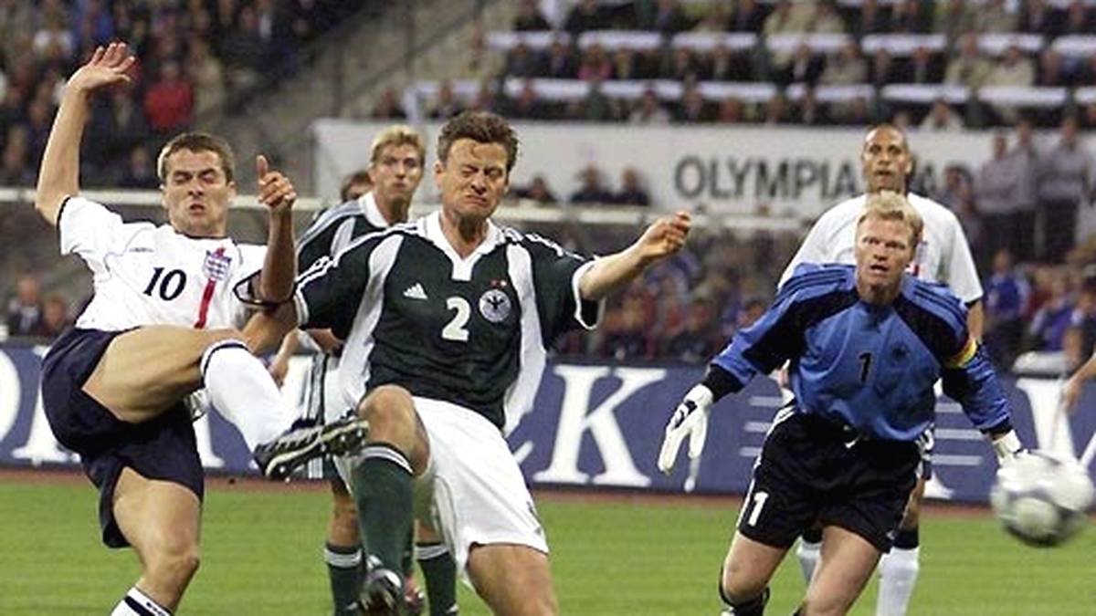Überragender Spieler ist Stürmer Michael Owen (l.), er schenkt Deutschland drei Treffer ein. Oliver Kahn (r.) und Christian Wörns können nur hinterherschauen