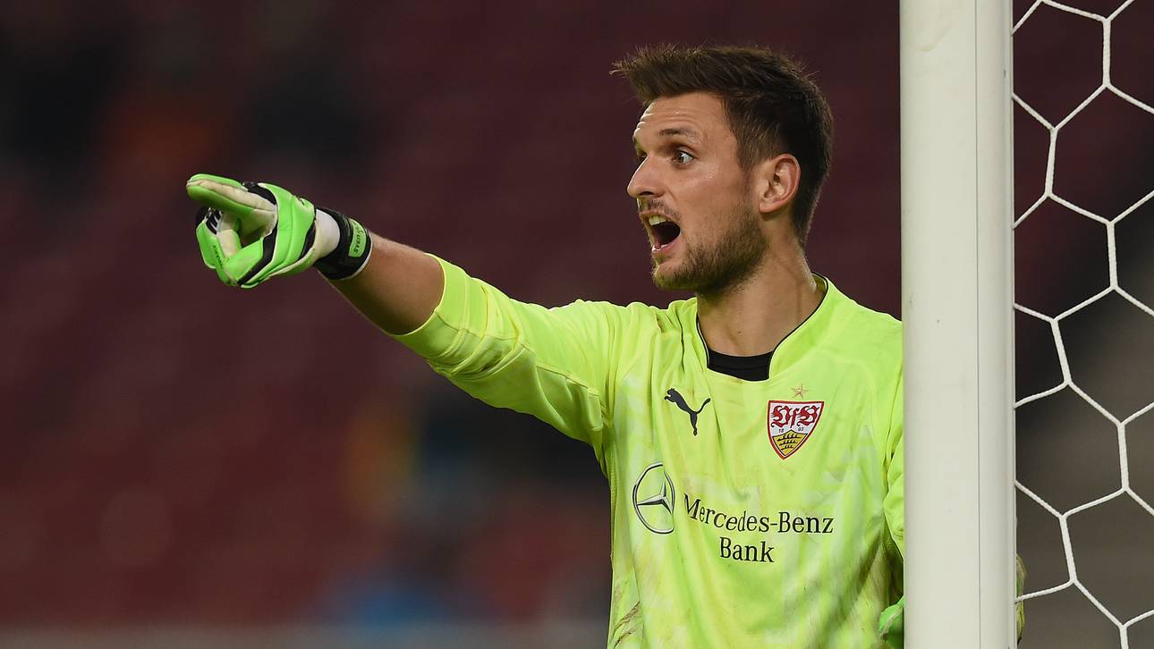 Sven Ulreich vom VfB Stuttgart gibt Anweisungen