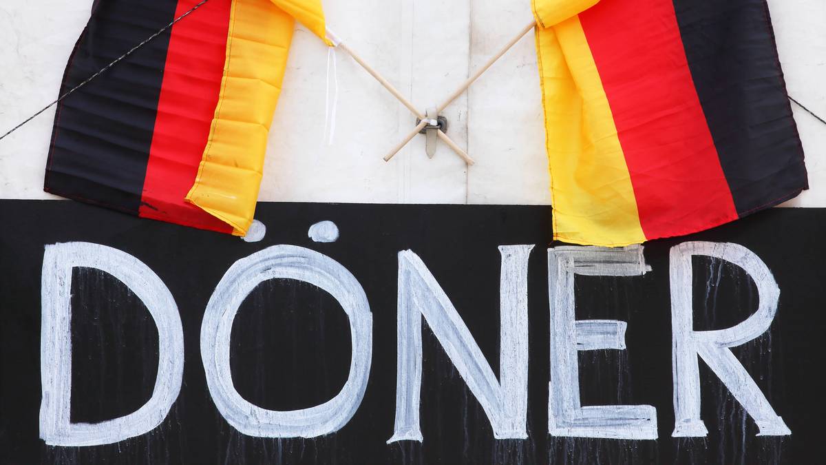 Doch im Vorfeld leistet sich Großkreutz zwei Fehltritte. In der Kölner Innenstadt bewirft er Anfang Mai 2014 einen Mann mit einem Döner, was eine Strafanzeige nach sich zieht