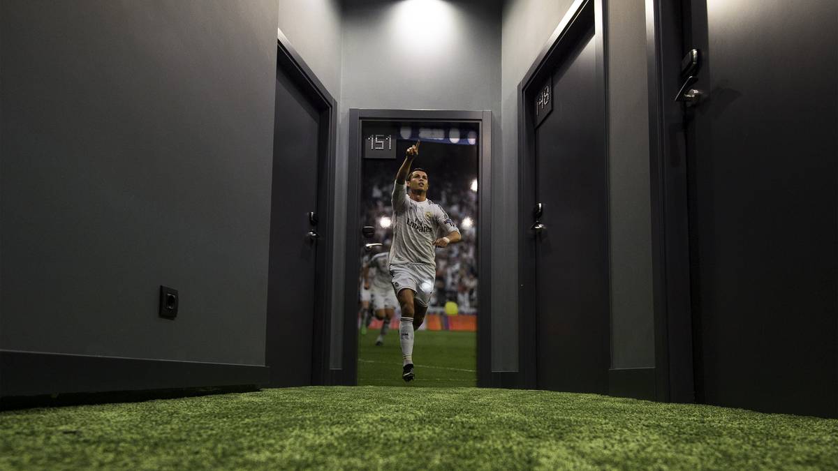 Ein Flur im Hotel in Funchal: Ronaldo jubelt in Lebensgröße auf einer Zimmertür, der Boden ist mit Kunstrasen ausgelegt