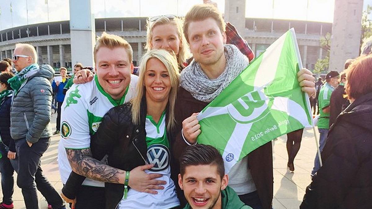 Sie gehört dem Doppel-Pokal-Verein an. Zum ersten Mal gelang es im deutschen Profi-Fußball in der abgelaufenen Saison einem Klub, beide nationalen Pokal-Titel einzuheimsen. Goeßling gewann mit dem VfL Wolfsburg den DFB-Cup der Frauen, den Triumph der Männermannschaft schaute sie sich mit Freunden und Teamkollegin Alexandra Popp im Berliner Olympiastadion an. Hin und wieder modelt die Blondine