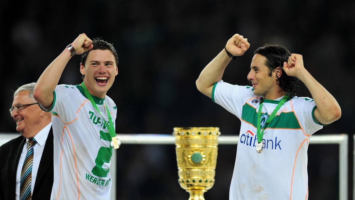 Dennoch gibt es nur wenige Tage später Grund zum Feiern. Mit einem 1:0-Sieg im Finale gegen Bayer Leverkusen gewinnt Werder Bremen den DFB-Pokal. Und Pizarro kann jetzt auch seinen ersten Titel in Grün-Weiß bejubeln