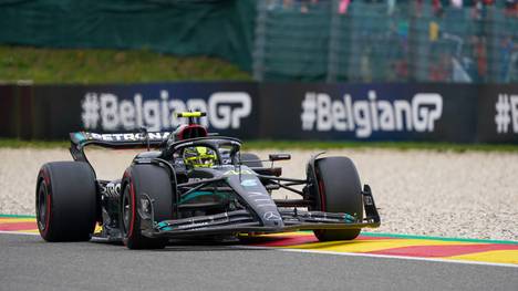 Der Mercedes von Lewis Hamilton hüpft plötzlich wieder