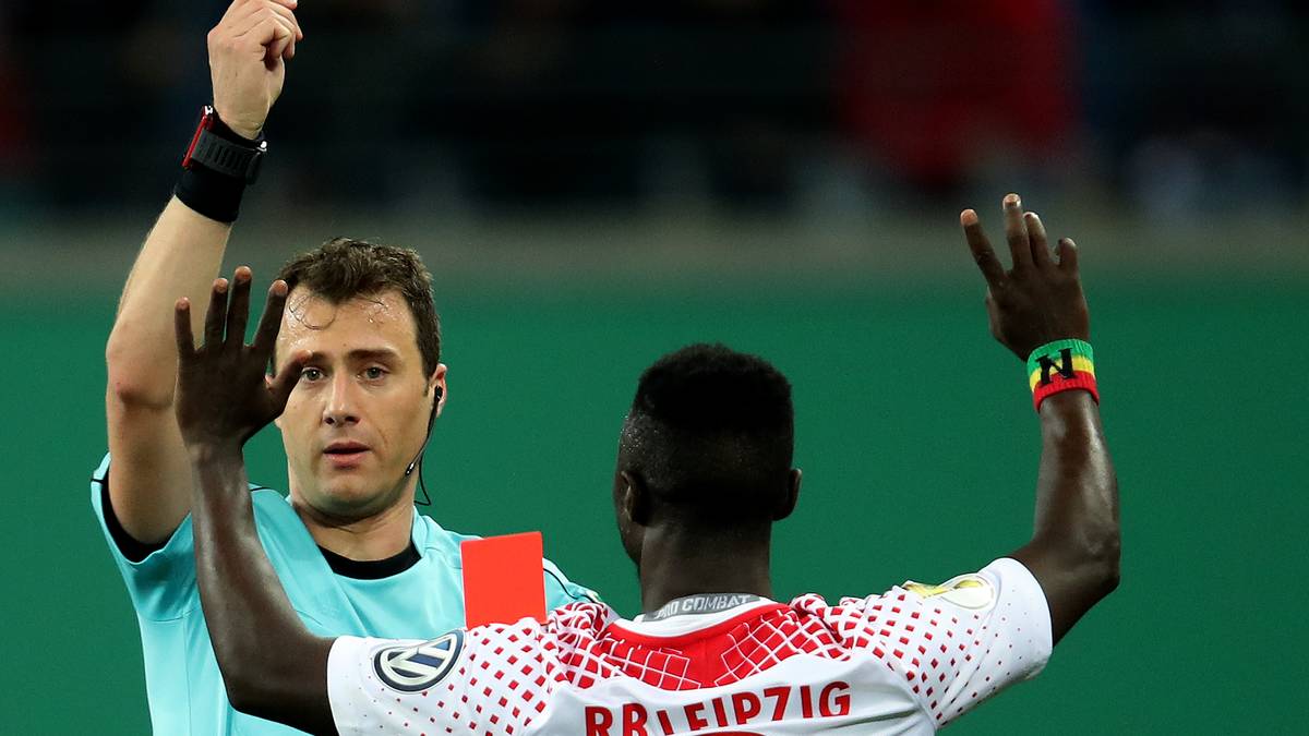 NABY KEITA: Ein Foul in der ersten Halbzeit, ein taktisches in der zweiten - machte Gelb-Rot für Keita. Eine sehr harte Entscheidung von Zwayer. Vor dem Platzverweis ein richtig starker Auftritt des Mittelfeldstars. Offensiv setzte er viele kluge Akzente - defensiv scheute er keinen Zweikampf. Für den Schiedsrichter wohl zwei zu viel. SPORT1-Note 3,5