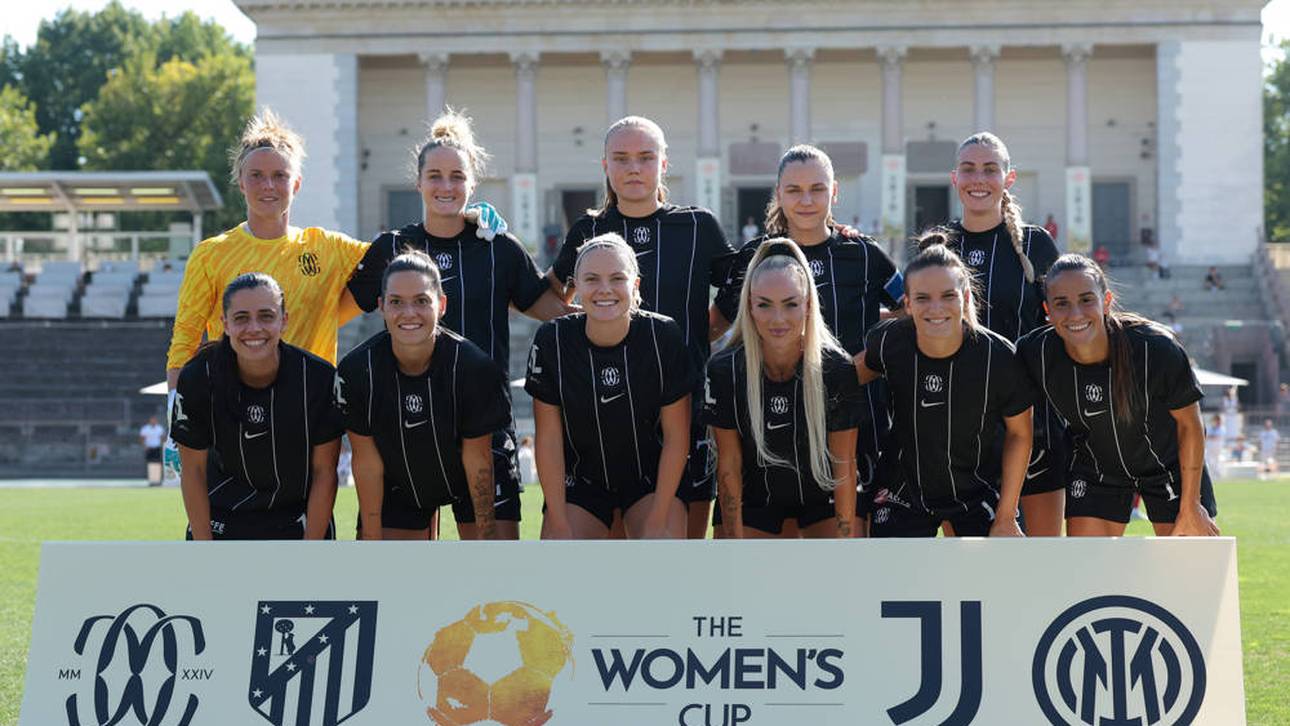 Das Team des FC Como Women - mit Alisha Lehmann (untere Reihe, 3. v. r.)