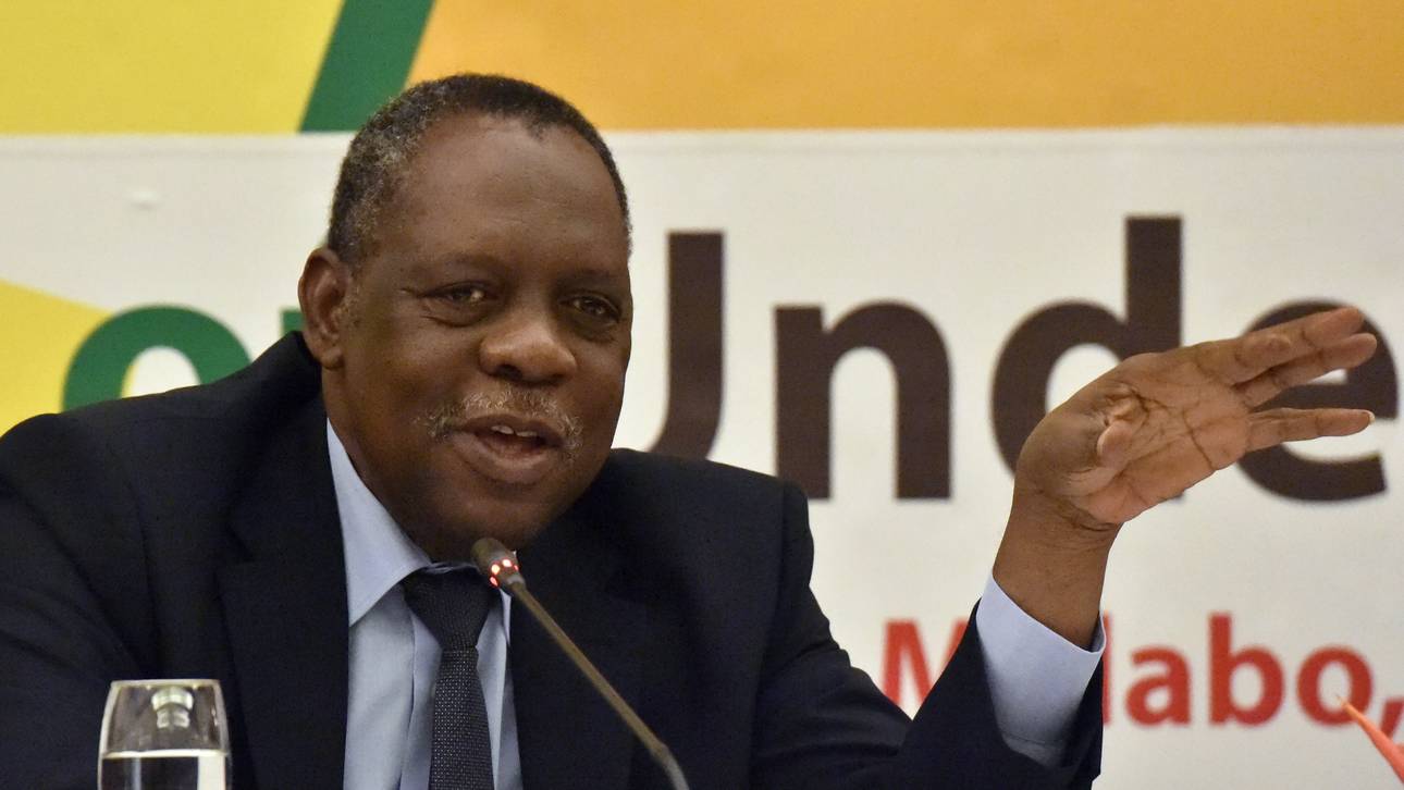 Hayatou übernimmt Blatters Job