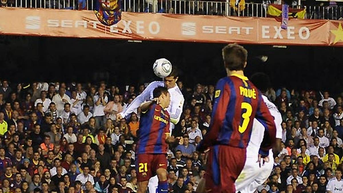 Das Tor des Tages in einer intensiven Partie erzielt, na klar, Superstar Ronaldo per Kopf. Im Luftduell mit dem Portugiesen hat Barcas Adriano das Nachsehen