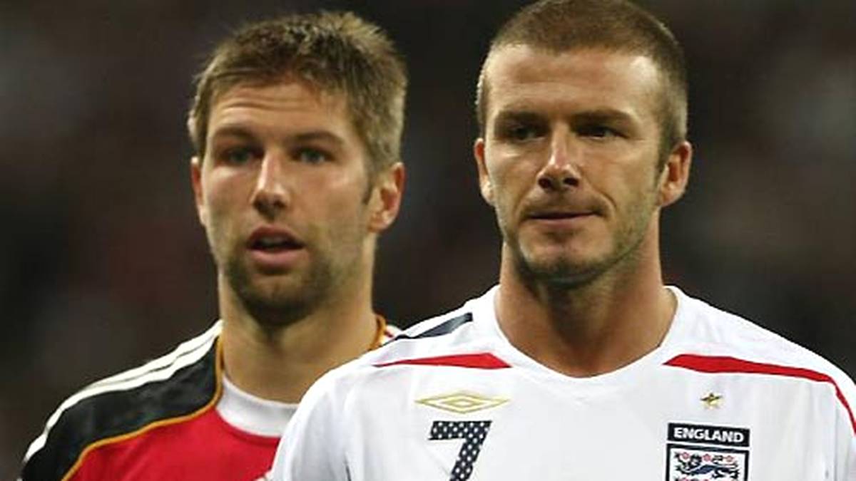PLATZ 9 - 2007 stehen sich beide Mannschaften in einem Freundschaftsspiel gegenüber. Es ist die Einweihung des neuen Wembley-Stadions. Thomas Hitzlsperger (l.) und David Beckham liefern sich enge Zweikämpfe