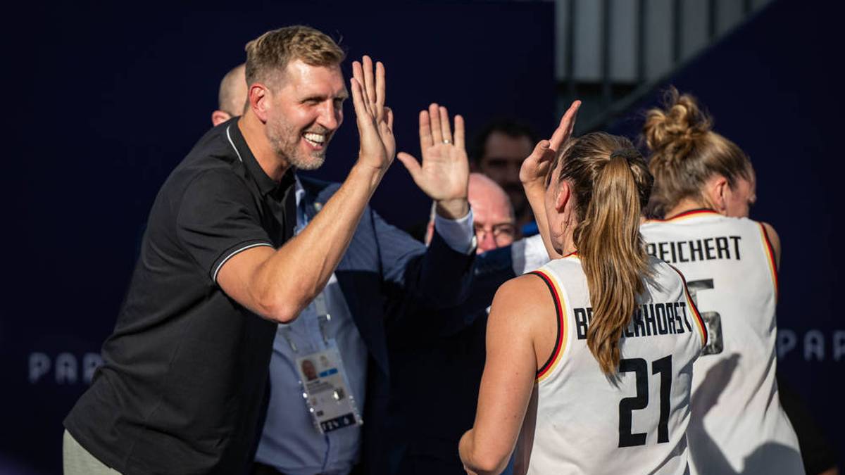 Die deutschen Spielerinnen klatschen mit Dirk Nowitzki ab