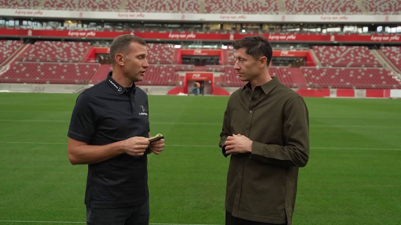 Andriy Shevchenko überreicht Robert Lewandowski ukrainische Kapitänsbinde