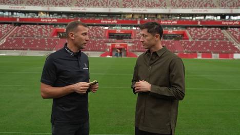 Um sich mit der Ukraine zu solidarisieren, nahm Robert Lewandowski von Andriy Shevchenko eine ukrainische Flaggenbinde entgegen, um die Nation bei der WM in Katar zu vertreten.