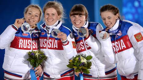 Jana Romanowa (2.v.l.) und Olga Wiluchina (r.) müssen ihre Medaille wegen Dopings zurückgeben