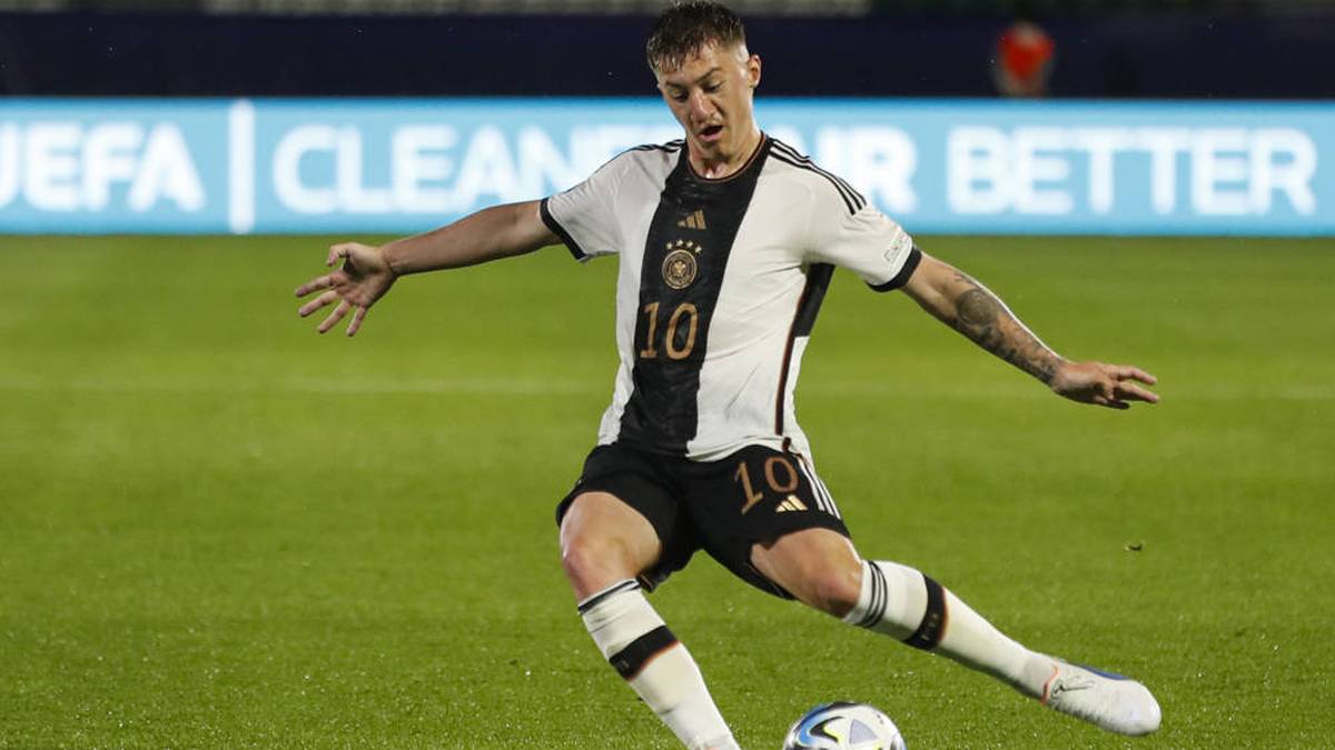 Angelo Stiller: Nagelsmann hatte sich schon im März mit dem Stuttgarter befasst und ihm Nachrichten geschickt. Jetzt nannte er Stiller neben Pavlovic und dem 33-jährigen Pascal Groß als einen der Spieler, die Kroos beerben könnten. 