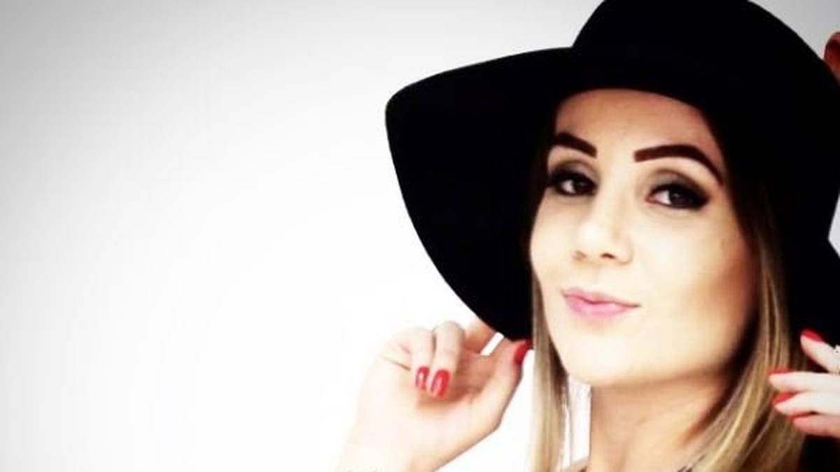 Im Leoparden-Bikini mit Hut macht Firminos Frau Larissa eine gute Figur. Doch auch wenn der Kussmund noch so schön ist - auf das Trainingsgelände des FC Liverpool kommt die Brasilianerin erst einmal nicht mehr so schnell. Liverpools Neutrainer Jürgen Klopp hat entschieden, dass Spielerfrauen vorerst nicht mehr auf das Vereinsgelände dürfen. SPORT1 zeigt, wer ab sofort draußen bleiben muss