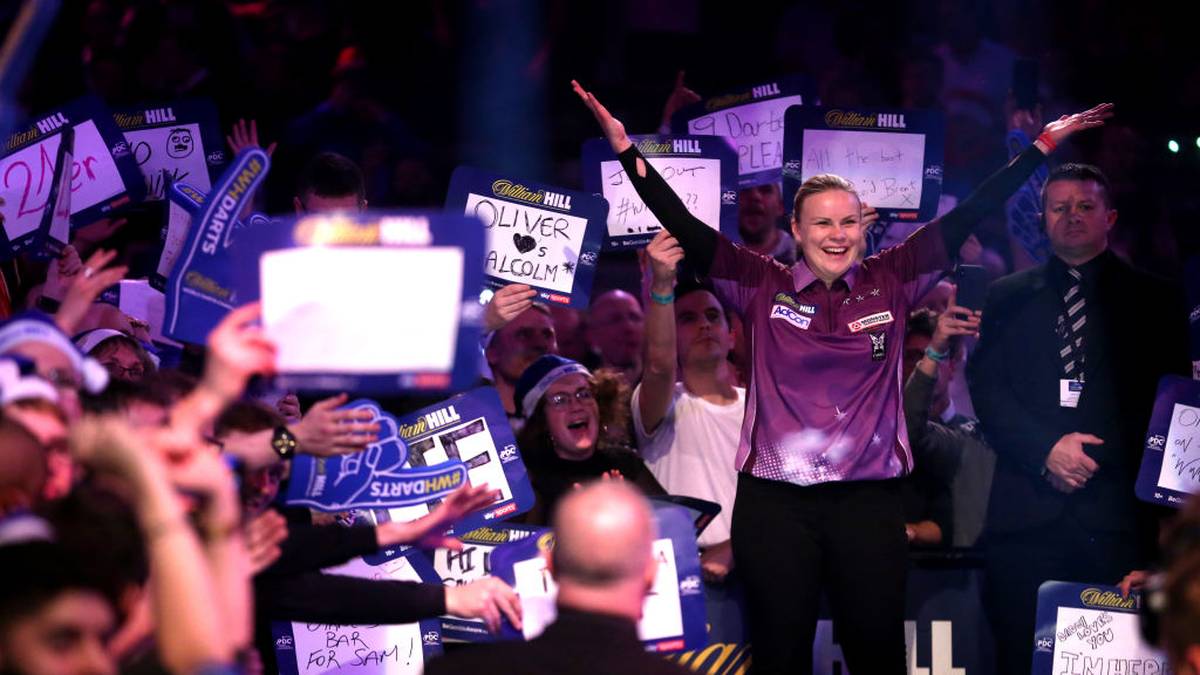 ANASTASIA DOBROMYSLOVA: Die Russin durchbricht 2008 die Siegesserie von Gulliver und schnappt sich ihren ersten von bis heute drei WM-Titeln. Im Anschluss wechselt sie zur PDC, wo sie dank einer Wild Card 2009 als zweite Frau in der Geschichte ihre Premiere im Ally Pally gibt. Dort verliert sie jedoch bereits in der Vorrunde gegen den Niederländer Remco van Eijden