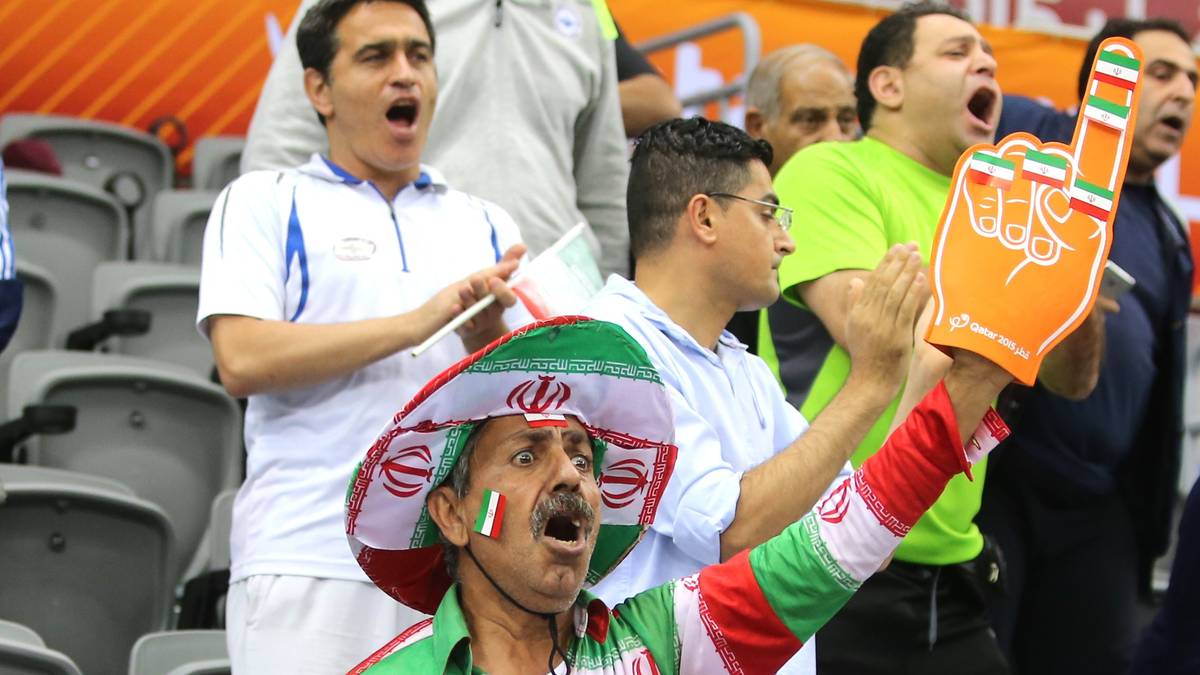 Dieser iranische Fan trommelt sein Land nach vorne ...