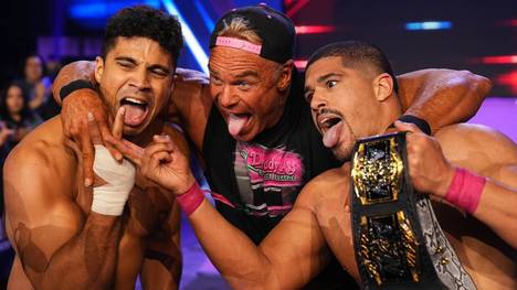 Max Caster (l.), Anthony Bowens (r.) und Mentor Billy Gunn bilden bei AEW ein Kult-Trio