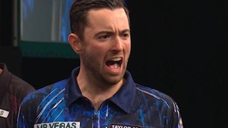 Luke Humphries steht im Finale des Grand Slam of Darts. Der Engländer gewinnt den Halbfinal-Krimi gegen Gerwyn Price mit 16:13.