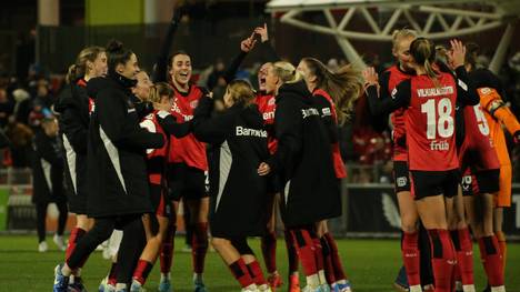 Die Spielerinnen von Bayer Leverkusen bejubeln das 1:0 gegen den VfL Wolfsburg.