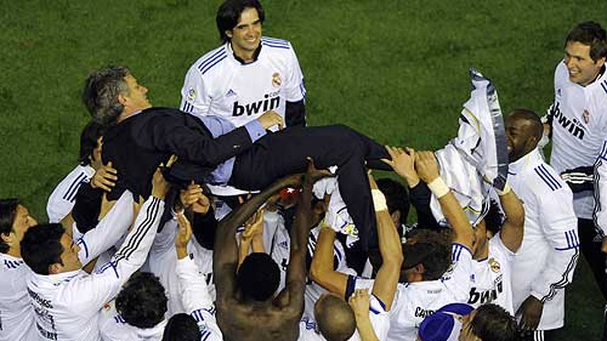 Während Coach Mourinho nach dem Pokalsieg von seinen Spielern auf Händen getragen wird ...