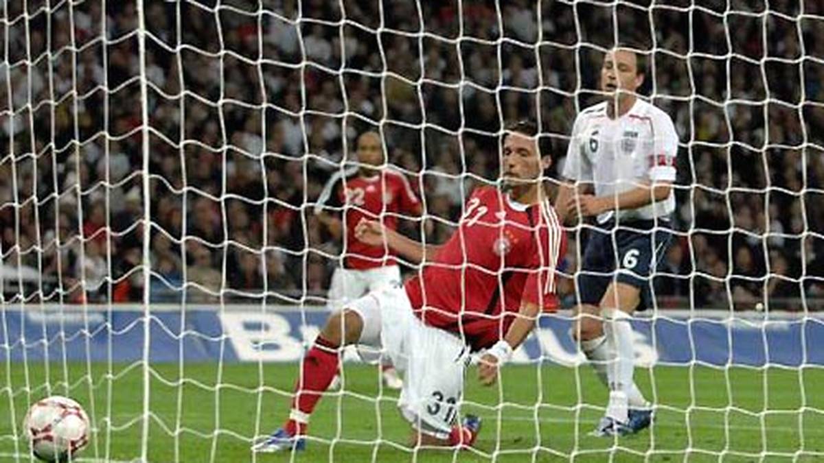 Nach Frank Lampards Führungstreffer in der 9. Minute, kontern Kevin Kuranyi (Mitte/26.) und Christian Pander (40.). Deutschland gewinnt 2:1 und versaut den "Three Lions" die Premiere im neuen Wembley-Stadion