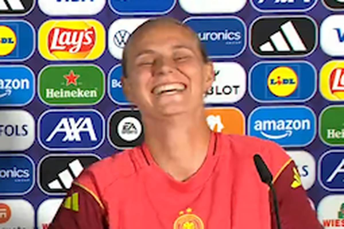 Klara Bühl spricht auf der Pressekonferenz vor der Partie der DFB-Frauen gegen Schweden über die Unterstützung von Kapitänin Giulia Gwinn - davor sorgt sie für einen Lacher.