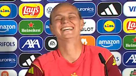Klara Bühl spricht auf der Pressekonferenz vor der Partie der DFB-Frauen gegen Schweden über die Unterstützung von Kapitänin Giulia Gwinn - davor sorgt sie für einen Lacher.