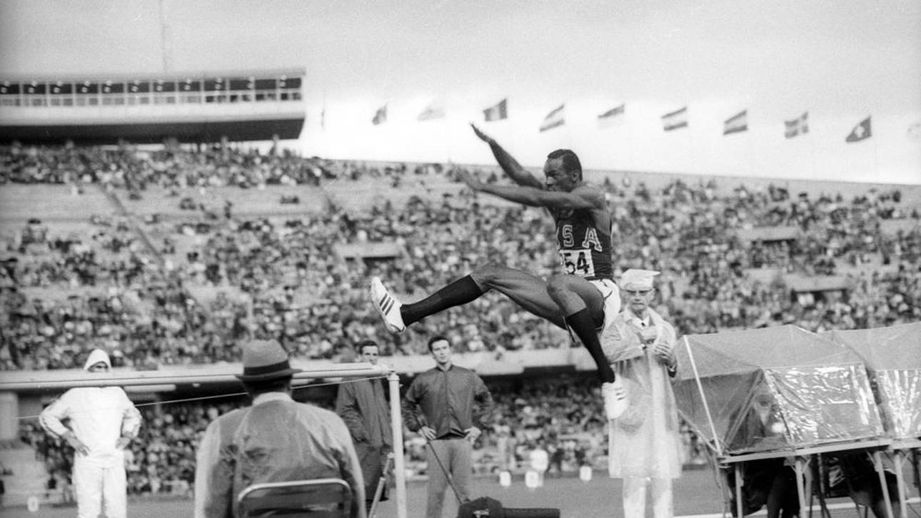 Bob Beamon bei seinem Gold-Sprung in Mexiko 1968