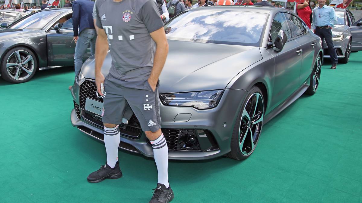 Dann bekommt er endlich seinen eigenen Flitzer überreicht. Ganz in Grau steht der Franzose vor seinem neuen RS7 