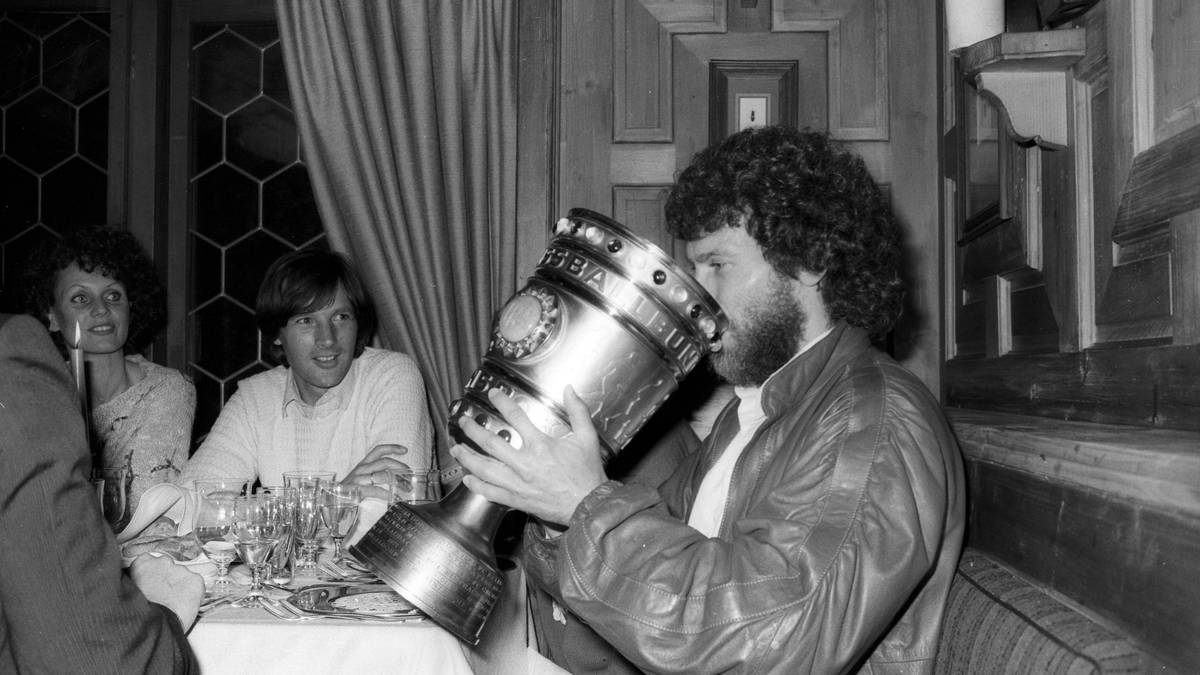 Grund zu feiern gibt es für Müller-Wohlfahrt bei den Bayern über die Jahre immer wieder: Hier begießt Paul Breitner einen Pokalsieg. Müller-Wohlfahrt, von den Spielern "Mull" genannt, ist mit von der Partie