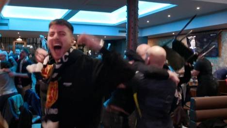 Zwei Tore in der Nachspielzeit versetzen die schottischen Fans in Ekstase - die "Tartan Army" ist bei der Weltmeisterschaft 2026 dabei. Die Fußball-Welt darf sich auf positiv verrückte Anhänger freuen.