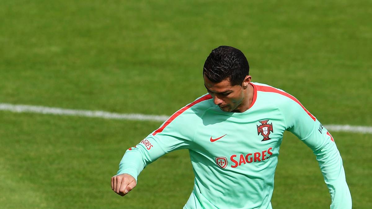 Miteinander reden werden die beiden vor dem Spiel nicht mehr. Vorbereitung ist angesagt. Während Ronaldo im Training einige Kabinettstückchen zeigt und sich ansonsten verbal eher zurückhält...