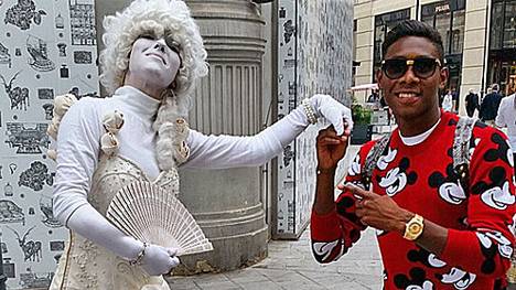 David Alaba nimmt sich die Zeit für einen kurzen Heimaturlaub. Der Österreicher reist nach Wien, wo er die Gelegenheit hat, "ein kleines Tänzchen" mit einer Operndarstellerin aufzuführen. Man beachte auch die gewagte Bekleidungswahl des Bayern-Spielers (copyright: instagram: da_27)