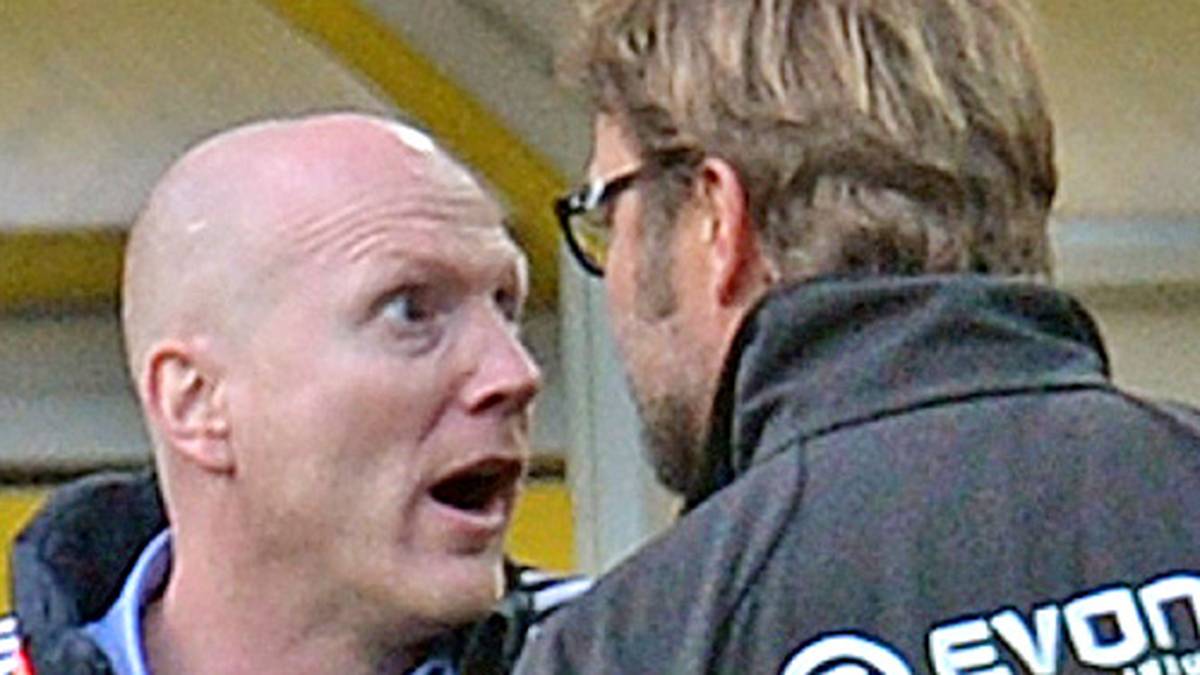 Die Begegnung geht als einer der Hass-Gipfel in die Geschichte der Bundesliga ein. Zunächst giften sich Bayerns Sportvorstand Matthias Sammer und BVB-Trainer Jürgen Klopp an...