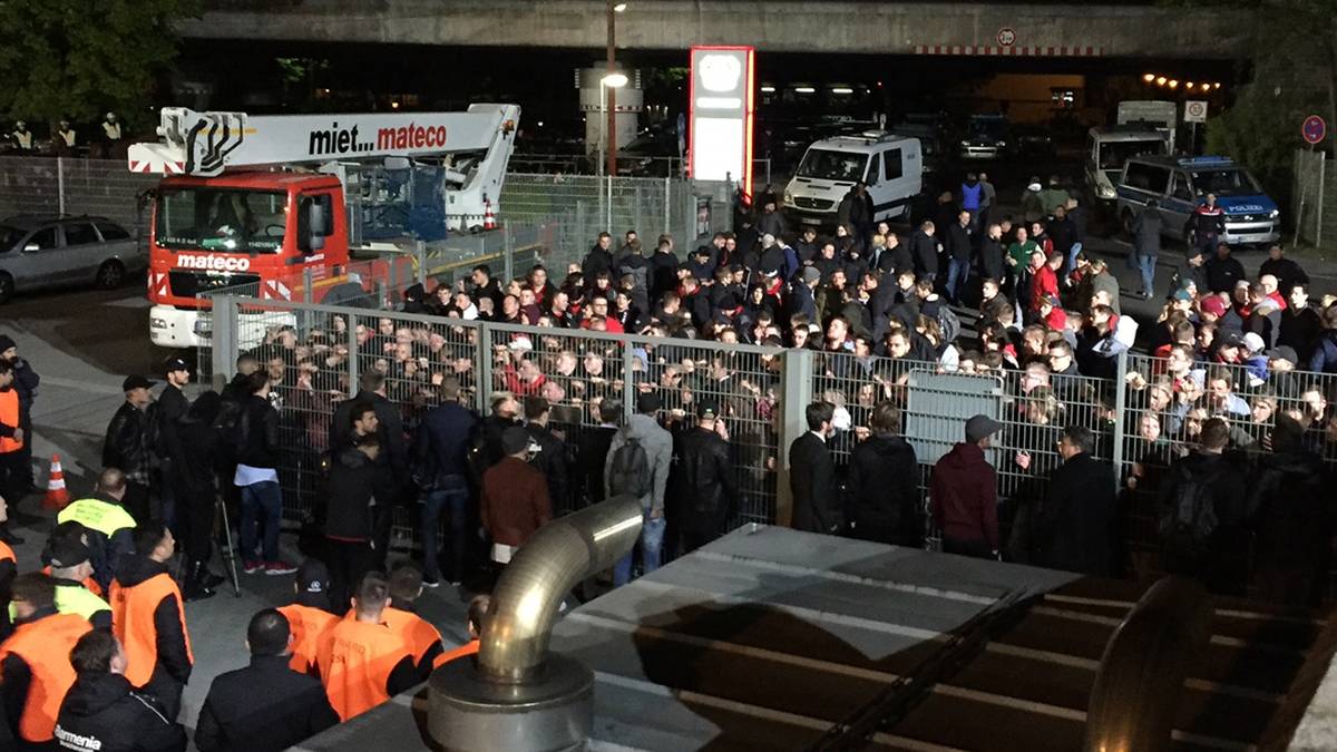 Nach dem Abpfiff versammeln sich rund 200 Anhänger vor der Zufahrt zum Stadion und verhindern so zunächst die Abfahrt der Spieler. Mit "Schade raus"-Rufen richtet sich der Unmut der Fans gegen den Bayer-Geschäftsführer