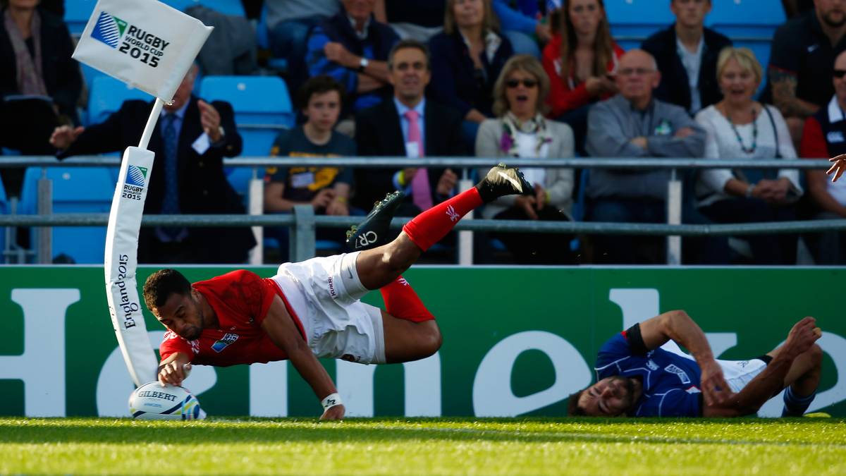 Beim erfolgreichen Versuch von Telusa Veainu biegt sich sogar die Markierung der Endzone