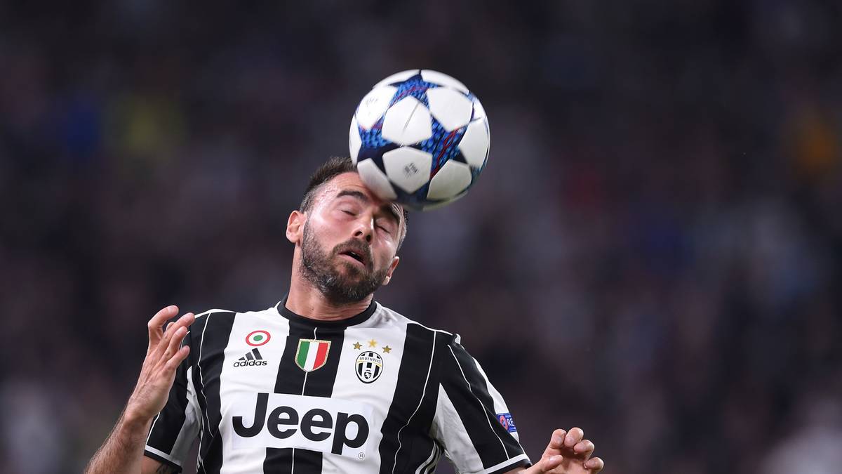 VERTEIDIGUNG - ANDREA BARZAGLI: Der 36-jährige Routinier kommt entweder rechts oder innen zum Einsatz. Egal wo, sonderlich schnell ist er nicht mehr. Dafür hat der Ex-Wolfsburger ein umso größeres Kämpferherz