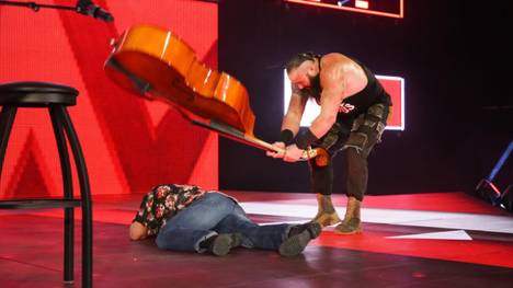 Braun Strowman attackierte Elias bei WWE Monday Night RAW mit einem Kontrabass
