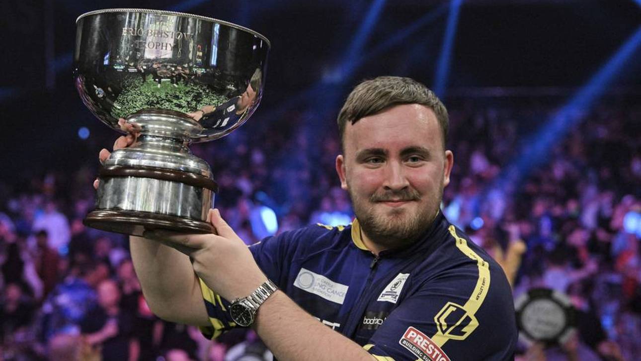 Luke Littler sicherte sich 2024 die Eric Bristow Trophy als Sieger des Grand Slam of Darts