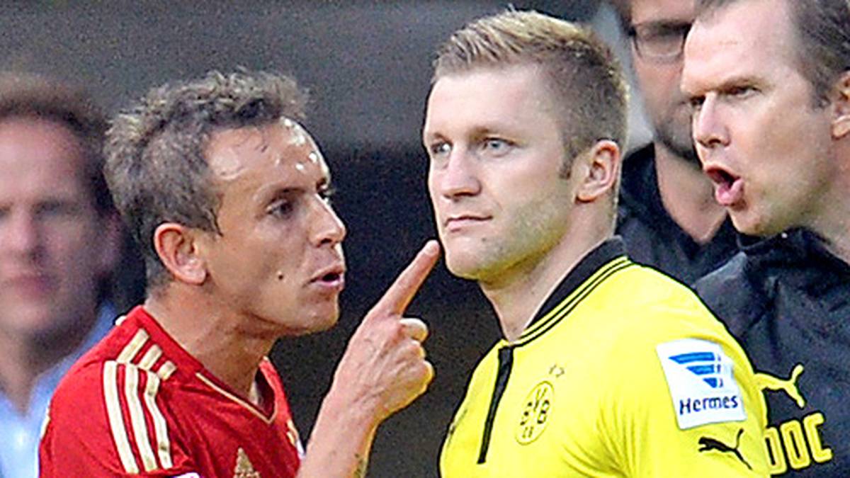danach geht Rafinha auf den entsetzten Jakub Blaszczykowski los. Der brasilianische Außenverteidiger sieht die Gelb-Rote Karte.