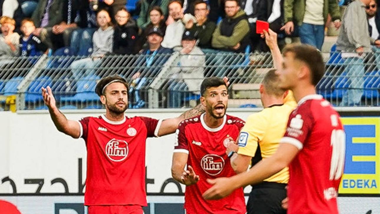 Klaus Gjasula (m.) versteht nach seinem Platzverweis die Welt nicht mehr