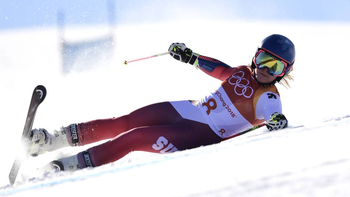 Schrecksekunde beim Riesenslalom der Damen: Lara Gut rutscht auf dem Innenski weg und setzt den Weg bergab in Seitenlage fort