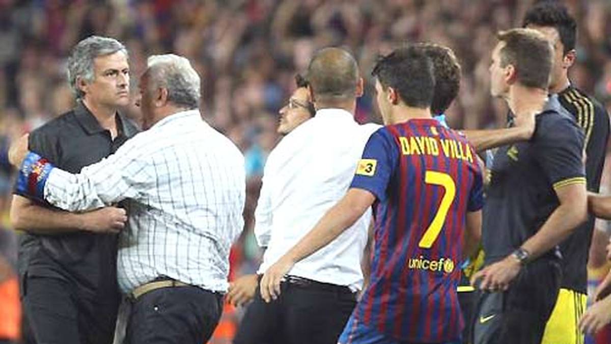 Den meisten Beobachtern bleibt aber die dreiste Aktion Mourinhos (l.) in Erinnerung. Der Real-Coach geht zielstrebig auf Barcas damaligen Co-Trainer und mittlerweile verstorbenen späteren Chefcoach Tito Vilanova (r.) zu und drückt ihm einen Finger ins Auge