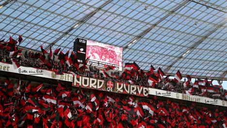 Die Fans von Bayer Leverkusen hatten gegen den BVB Pyrotechnik abgebrannt, der Verein muss jetzt dafür zahlen