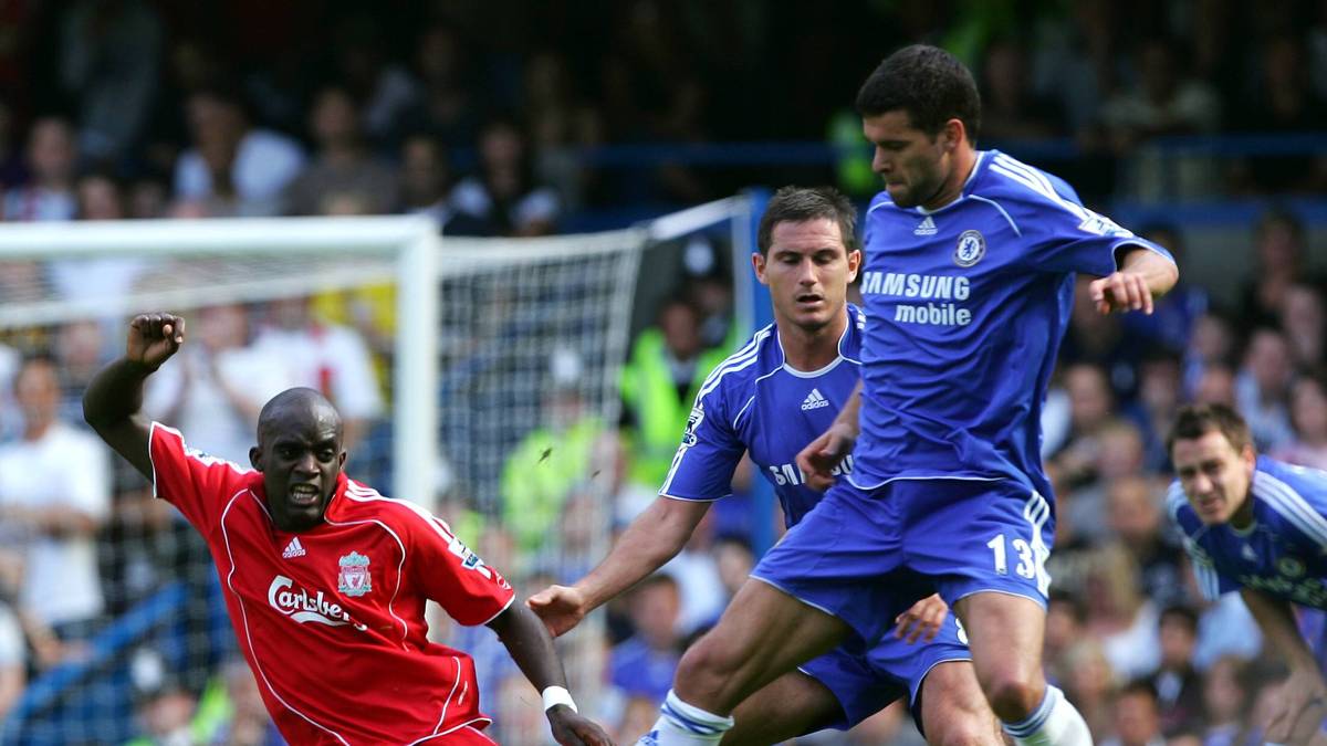 2006 hat Michael Ballack seinen Fuß zum falschen Zeitpunkt am falschen Ort. Im Duell der Blues gegen die Reds trifft der Deutsche im Chelsea-Trikot Mohamed Sissoko mit der Sohle. Der Liverpooler kommt glimpflich davon. Ballack tut es sofort leid und entschuldigt sich noch in der Kabine bei Sissoko. Rot bekommt er trotzdem